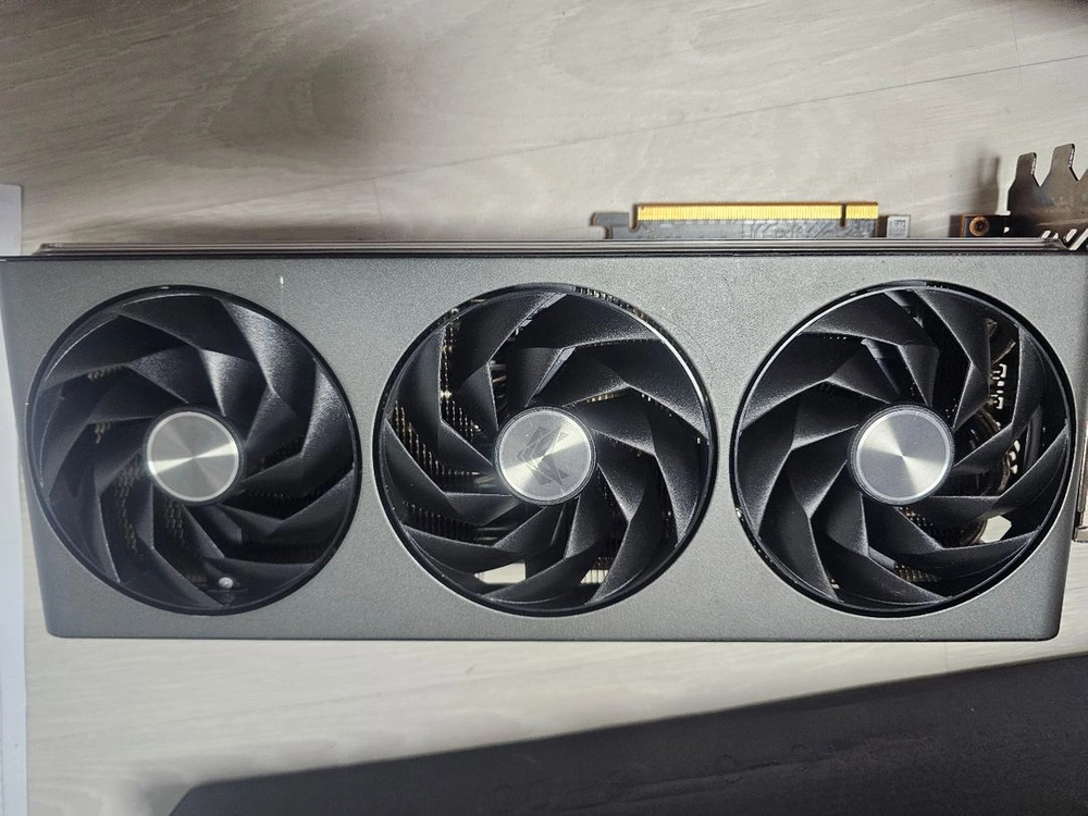 사파이어 라데온 RX 7900 XTX 니트로+ 그래픽카드를 판매합니다. - 안심되는 중고거래