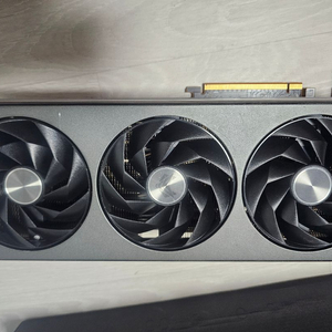 사파이어 라데온 RX 7900 XTX 니트로+ 그래픽카드를 판매합니다. 이미지