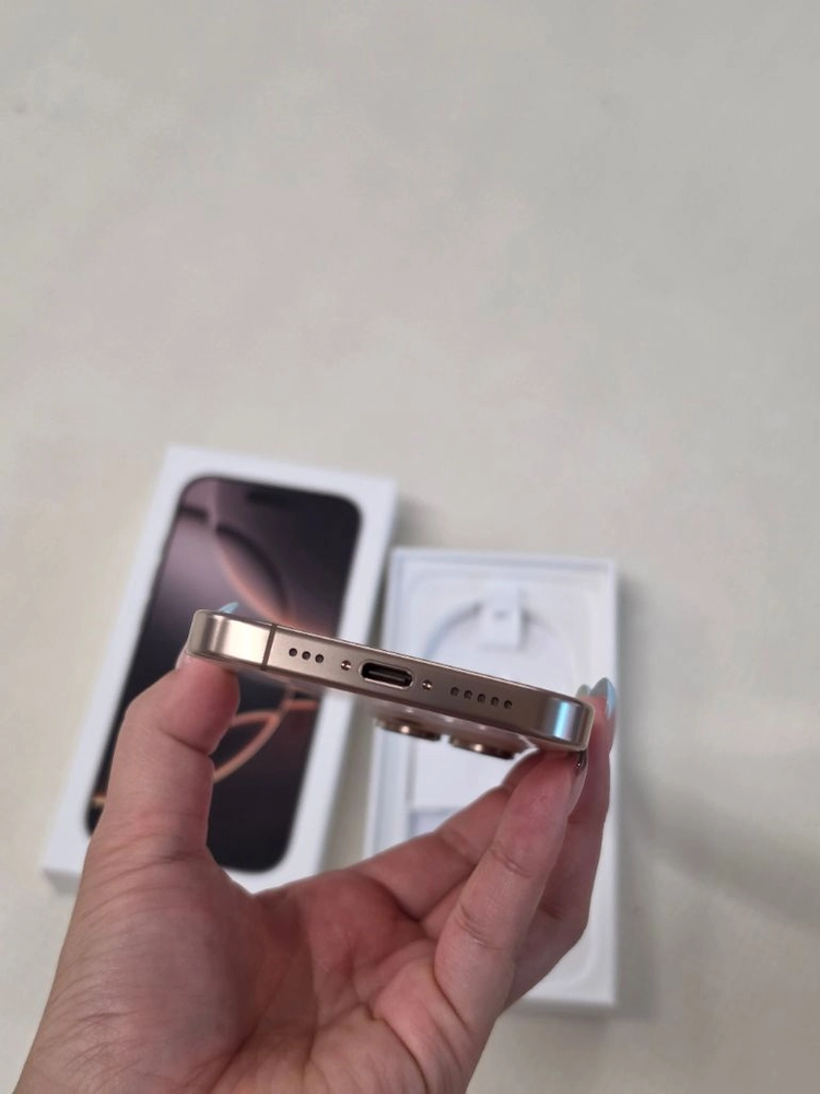 아이폰 16pro 256GB 데저트티타늄 새제품 이미지