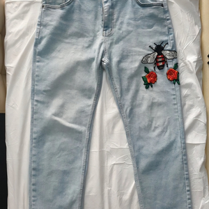 구찌(GUCCI) 알레산드로 미켈레 디렉터 시절의 시그니처인 꿀벌(Bee) 및 장미(Rose) 자수 패치 데님 이미지
