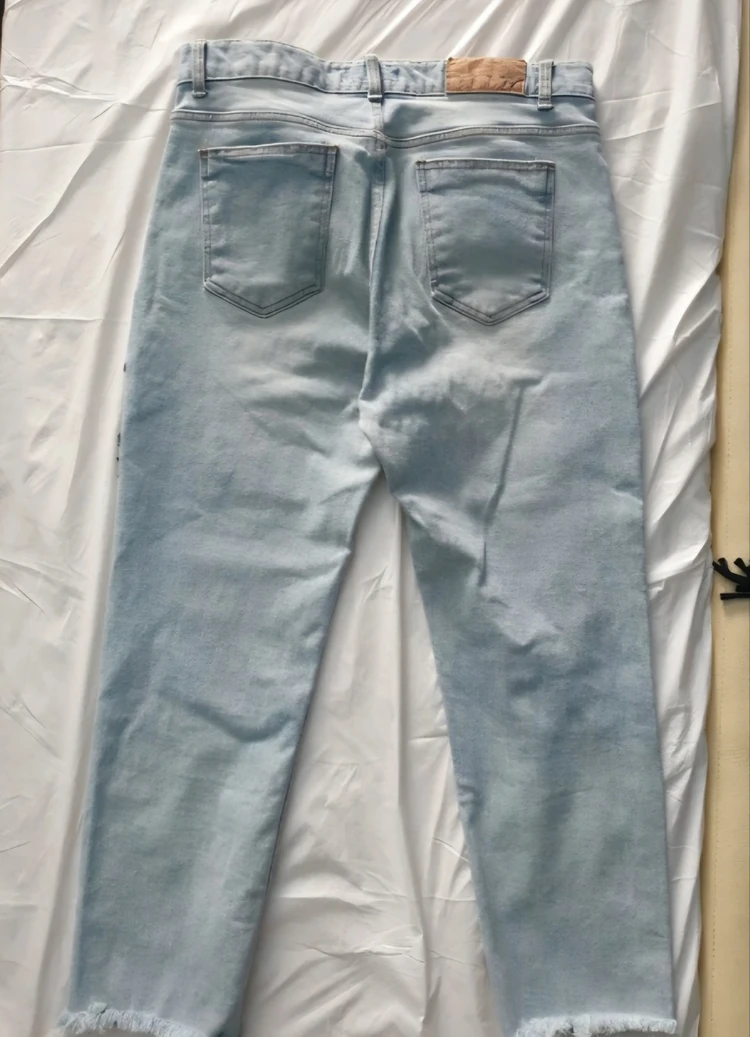 구찌(GUCCI) 알레산드로 미켈레 디렉터 시절의 시그니처인 꿀벌(Bee) 및 장미(Rose) 자수 패치 데님 이미지