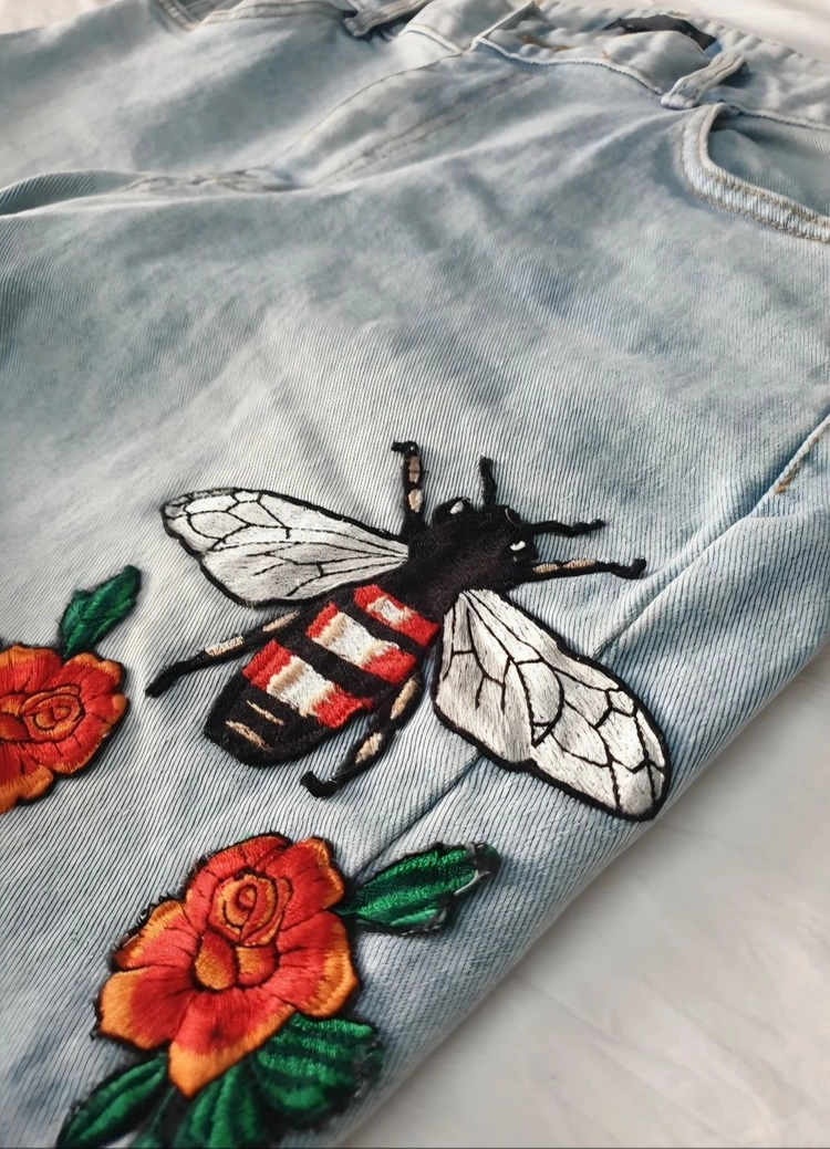 구찌(GUCCI) 알레산드로 미켈레 디렉터 시절의 시그니처인 꿀벌(Bee) 및 장미(Rose) 자수 패치 데님 이미지