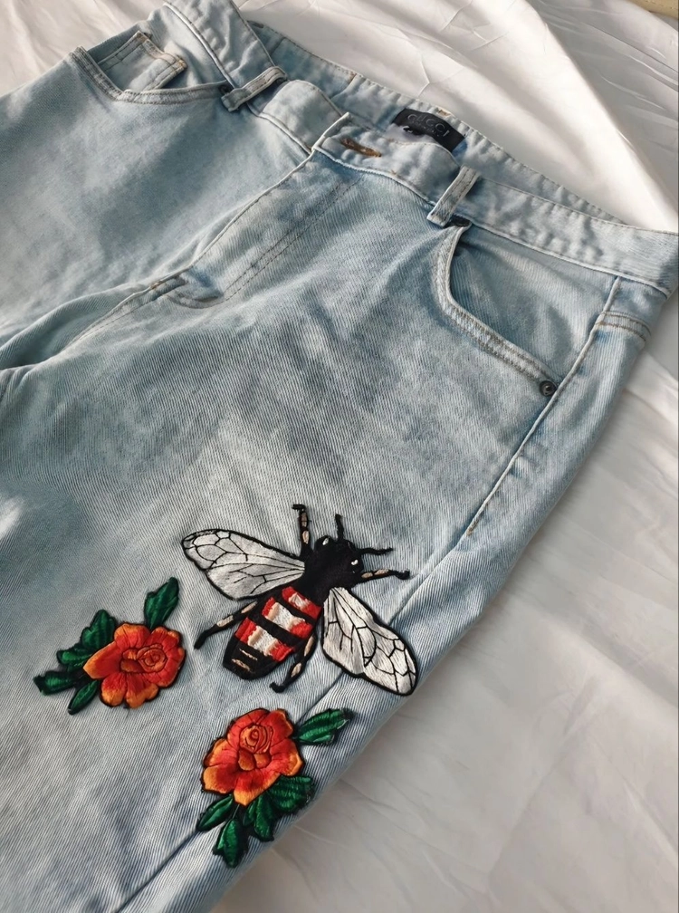 구찌(GUCCI) 알레산드로 미켈레 디렉터 시절의 시그니처인 꿀벌(Bee) 및 장미(Rose) 자수 패치 데님 이미지