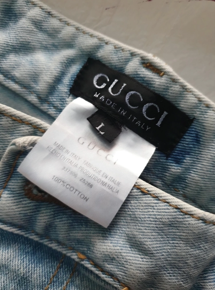 구찌(GUCCI) 알레산드로 미켈레 디렉터 시절의 시그니처인 꿀벌(Bee) 및 장미(Rose) 자수 패치 데님 이미지