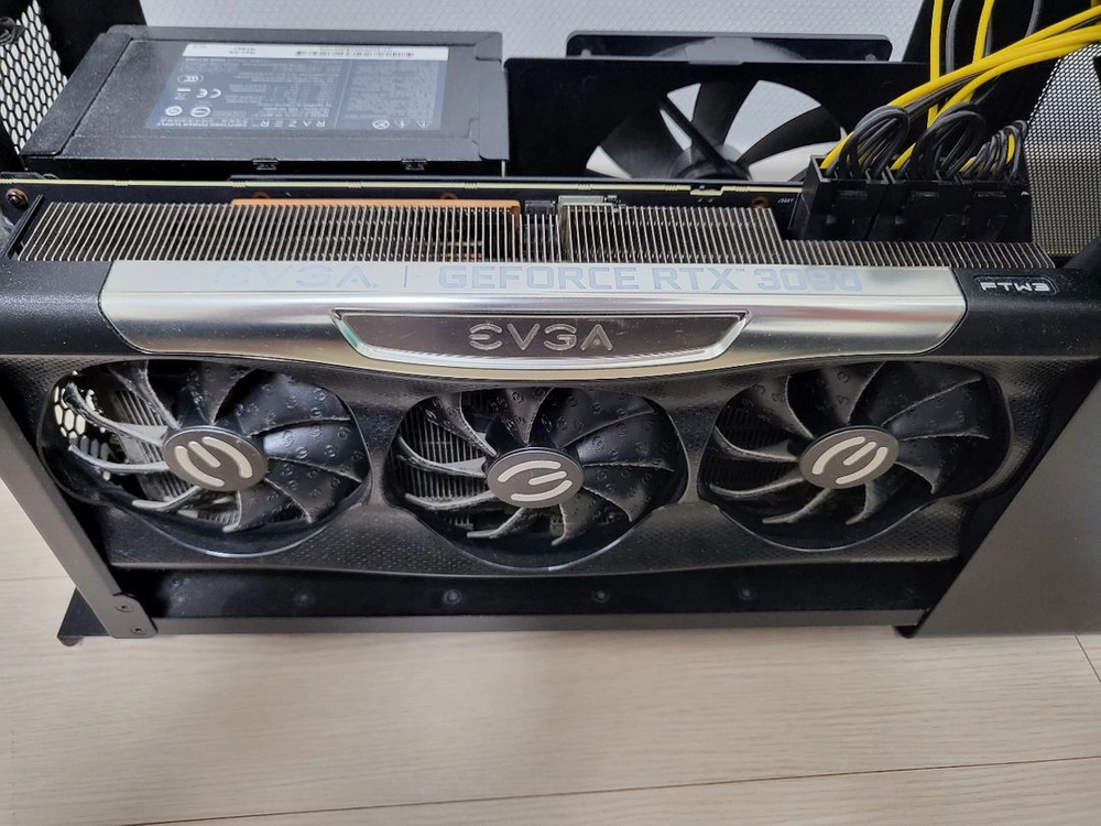 RTX 3080 그래픽카드 + egpu Razer Core X Chroma 이미지