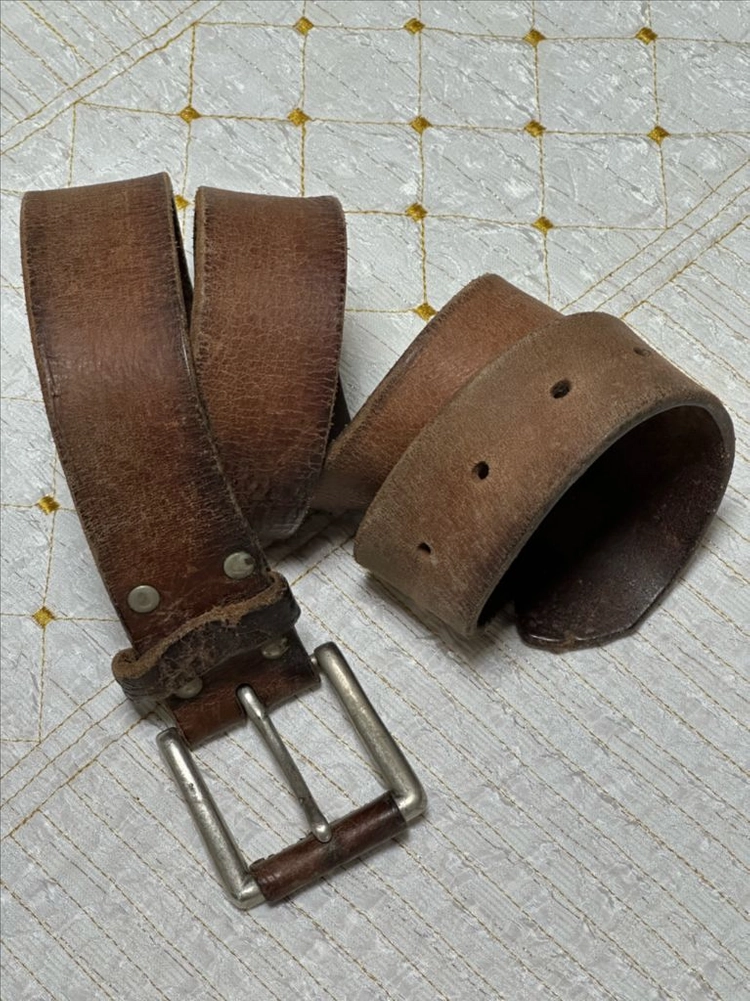 옛 소가죽 허리띠를 정성껏 만든 옛것벨트 이미지