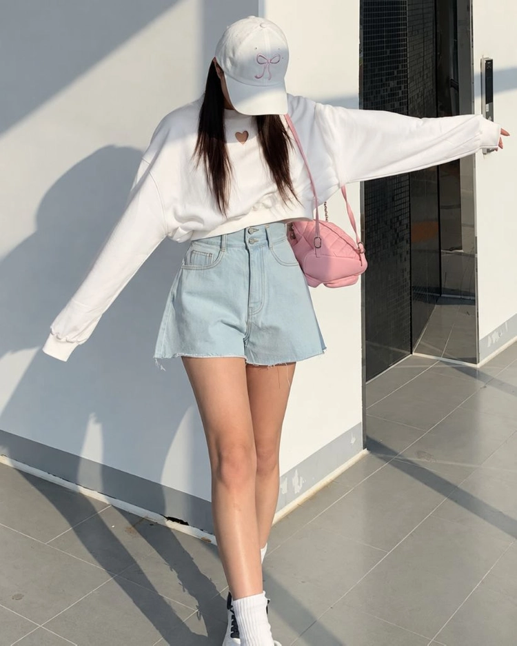 하트 컷 크롭 맨투맨 이미지