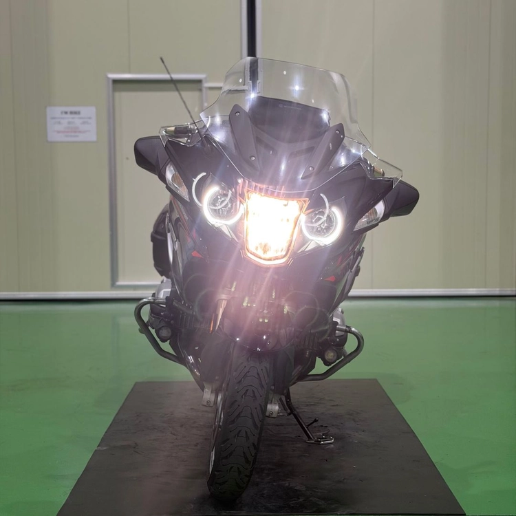 bmw r1200rt 17년식 아크라 구변o 풀튜닝 투어러 바이크 판매합니다 이미지
