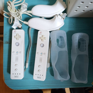 닌텐도위 wii 리모컨 + 실리콘케이스 + 눈차크 두세트 이미지