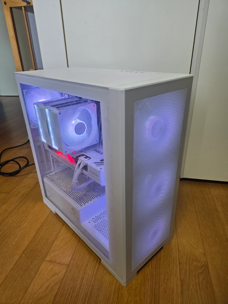 게임최강 신품급 게이밍 컴퓨터 라이젠7 7800x3 + RX7700XT 12G (5060TI 급) - 안심되는 중고거래