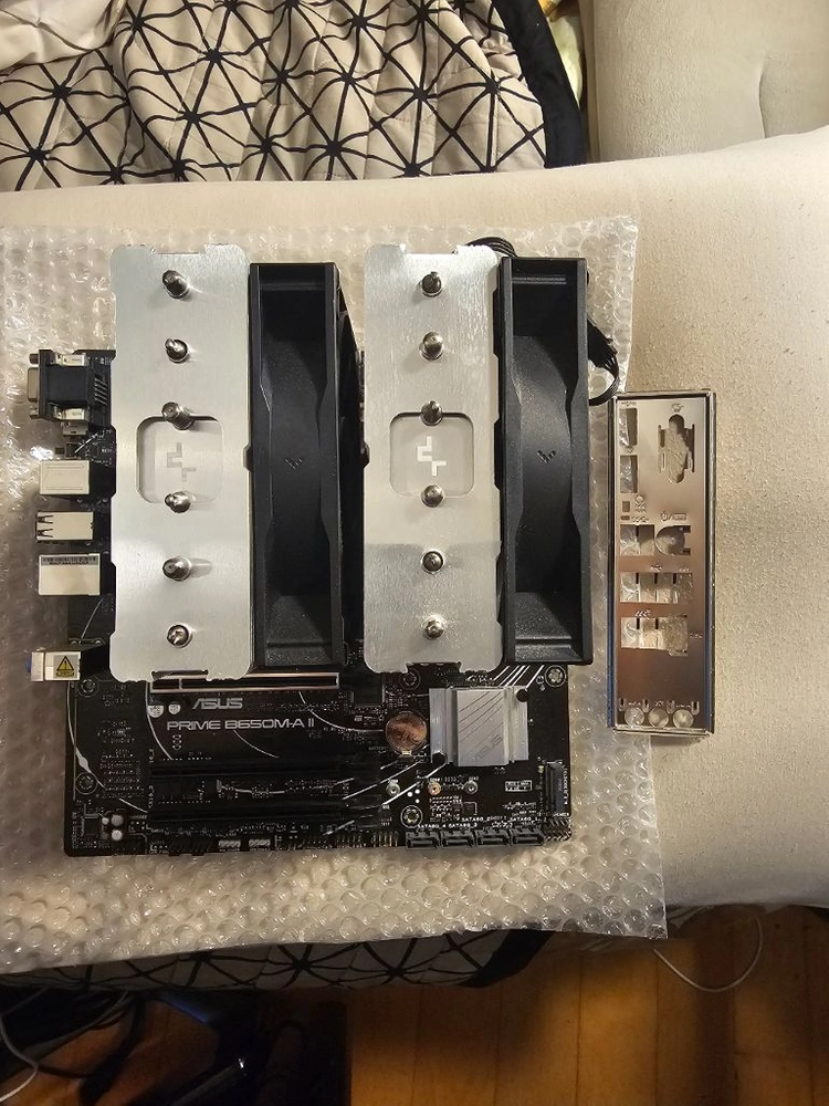 라이젠 7950x 씨피유와 쿨러. 아수스prime B650Ma 2 메인보드 이미지