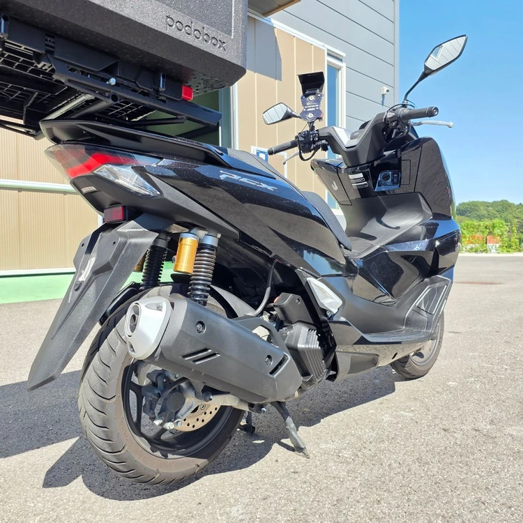 [신차급] 혼다 pcx125 25년식 9천키로 깔끔한 배달셋팅 저렴하게 판매합니다 이미지
