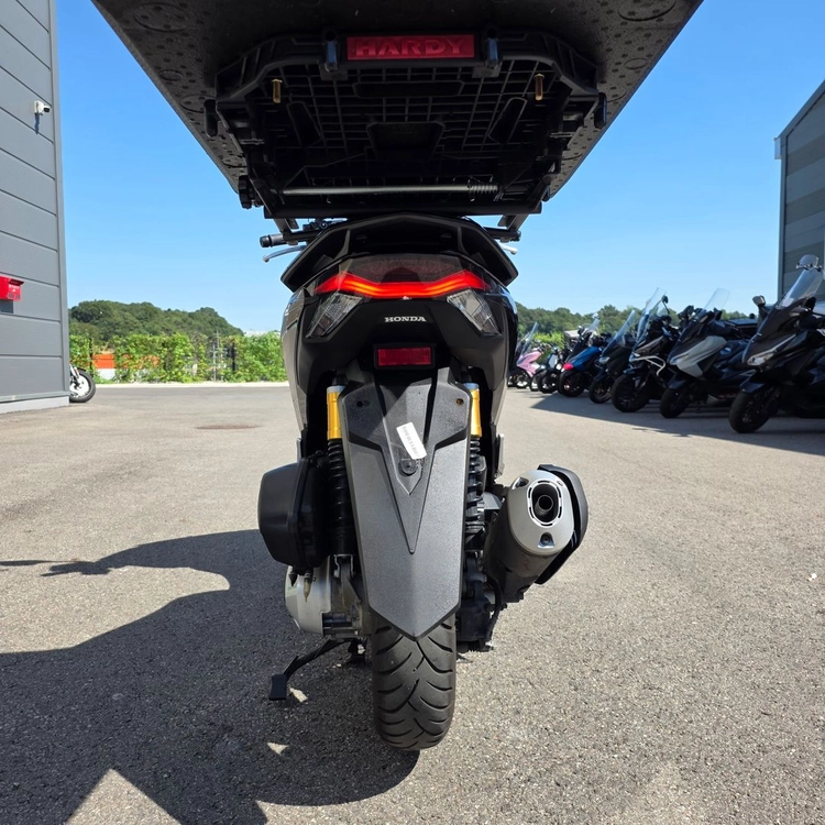 [신차급] 혼다 pcx125 25년식 9천키로 깔끔한 배달셋팅 저렴하게 판매합니다 이미지