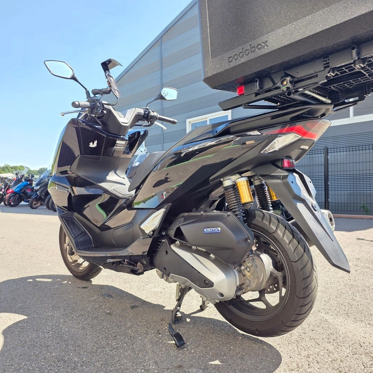 [신차급] 혼다 pcx125 25년식 9천키로 깔끔한 배달셋팅 저렴하게 판매합니다 이미지