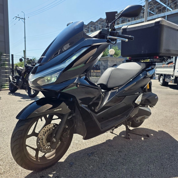 [신차급] 혼다 pcx125 25년식 9천키로 깔끔한 배달셋팅 저렴하게 판매합니다 이미지