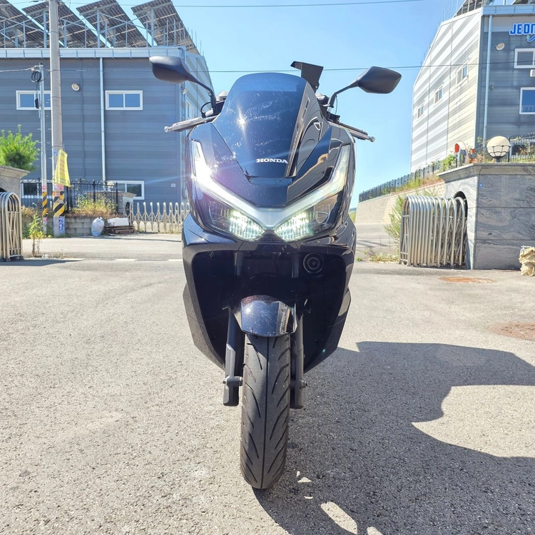[신차급] 혼다 pcx125 25년식 9천키로 깔끔한 배달셋팅 저렴하게 판매합니다 이미지