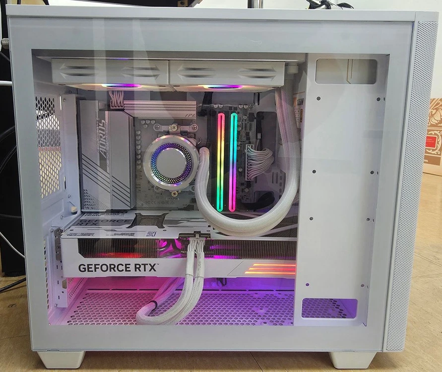 [신품급] 최상급 게이밍 White 감성 PC (7800X3D / RTX 5070 / 32G / 1TB) 이미지