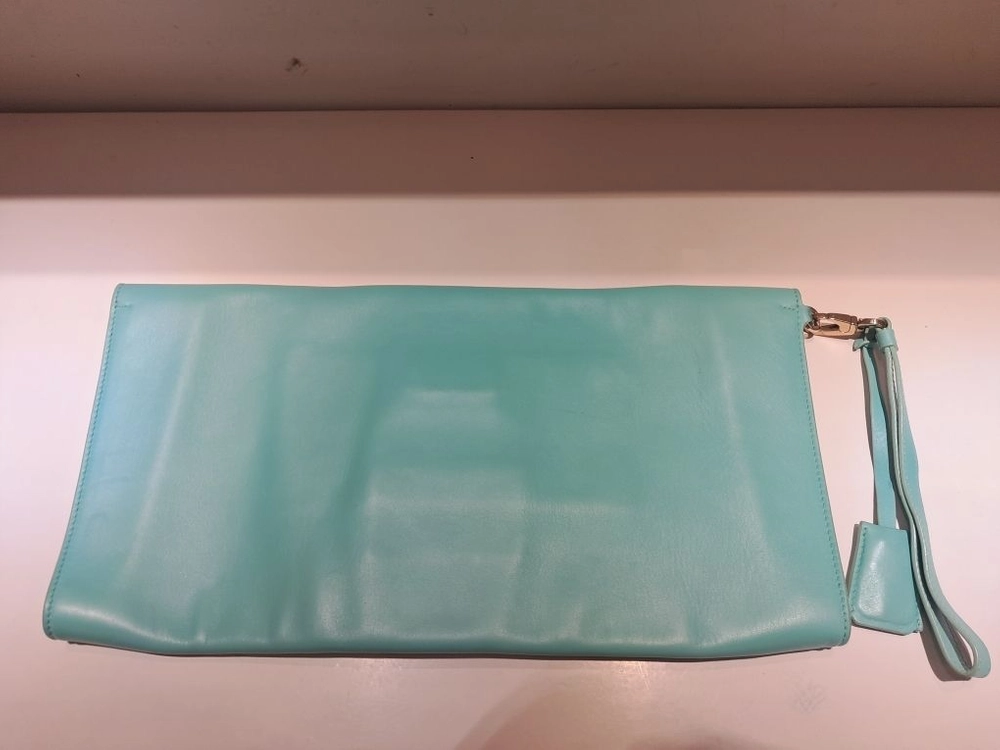 살바토레 페라가모의 산뜻한 민트 색상 클러치백입니다. 이미지