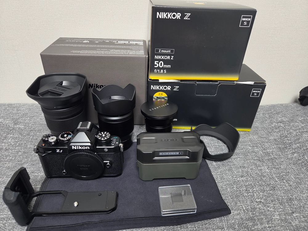 니콘 Zf 블랙 + 24-120 F4 S + 50mm F1.8 S 일괄 판매 (아티샨 14mm 렌즈 서비스) - 안심되는 중고거래