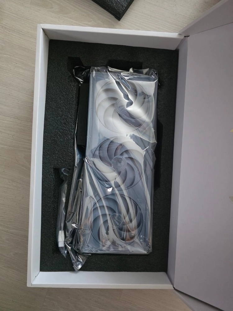 RTX 5080 불칸 화이트 그래픽카드 (도우정보) 이미지