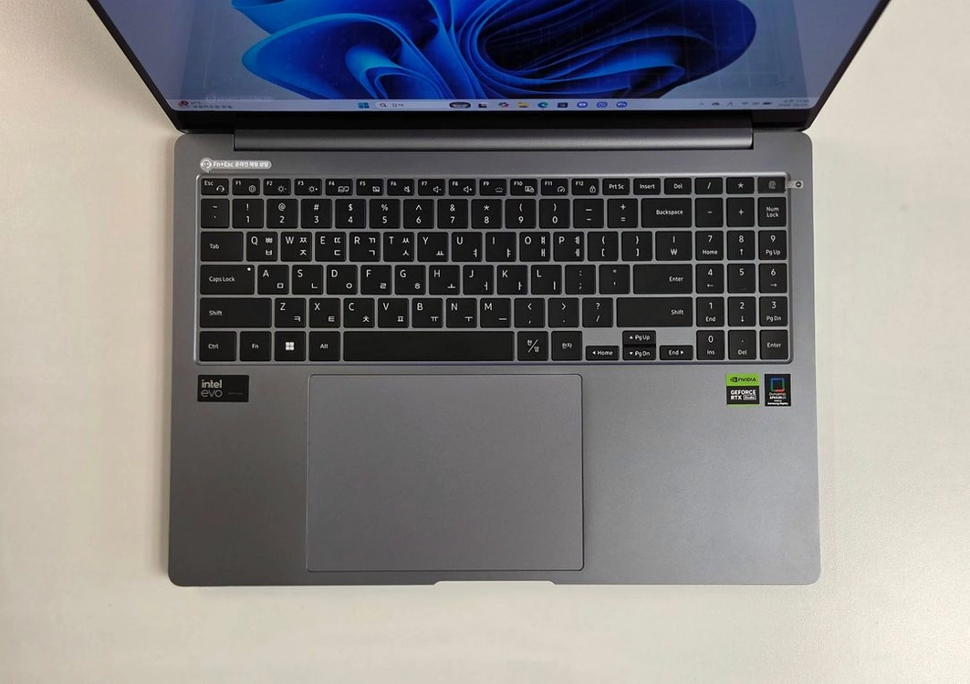 갤럭시북4 울트라 NT960XGL-X92A 노트북 판매합니다 이미지