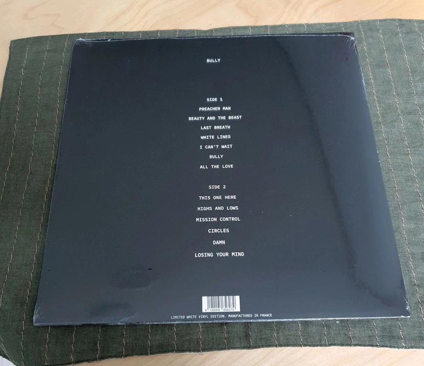 Bully 불리 화이트 LP vinyl 한정판 칸예 웨스트 ye yzy yeezy 이미지