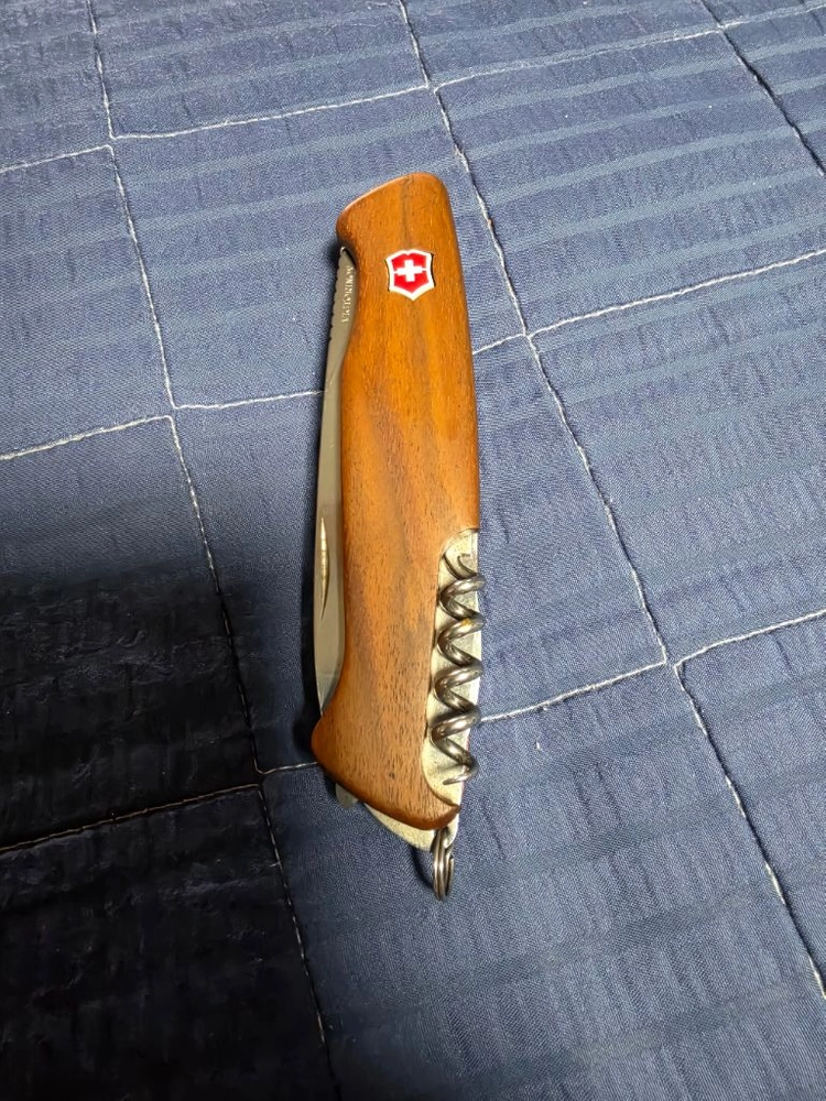 빅토리녹스 레인저 우드 55 아웃도어 멀티툴 약간의 사용감 있고 상태 좋은편입니다.단품 입니다. 이미지