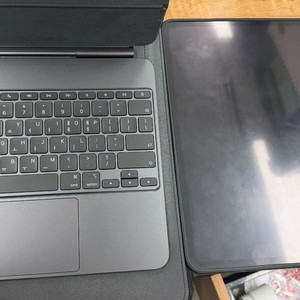 아이패드M5 13프로/256gb 셀룰러(배터리 100%)+ 매직키보드 이미지