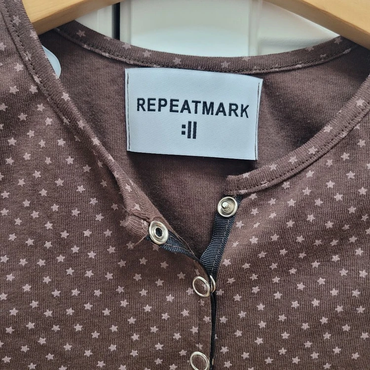 (미착용) REPEATMARK 브라운 잔꽃무늬 스냅단추 티셔츠 이미지