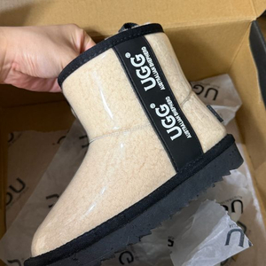 UGG 코티드 클래식 클리어 부츠 키즈 (새거) 이미지
