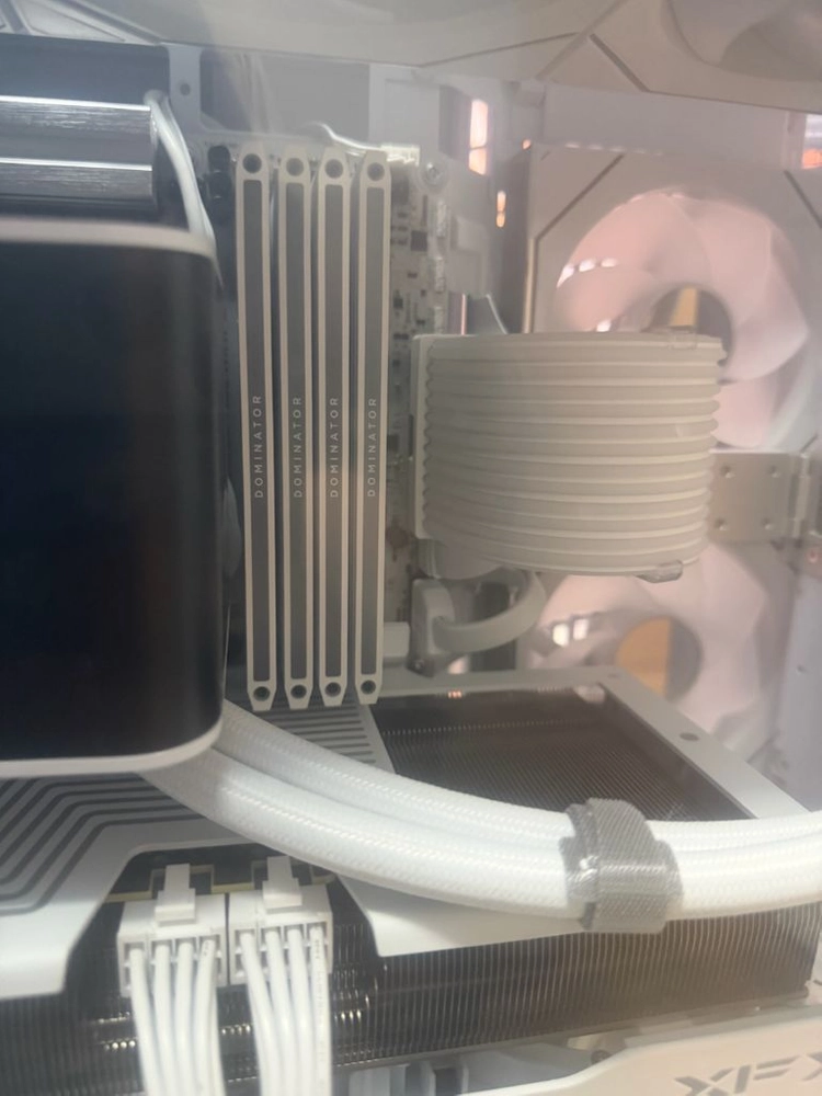 [신품급] 7800X3D 램 도미네이터 티타늄 32G RX 9070XT SSD 1TB 화이트 PC 이미지