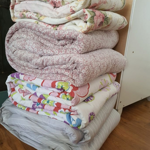 이불3개+침대패드1개 자취생이나 수더분하게 부담없이 쓰실분께 저렴하게 3만원 이미지