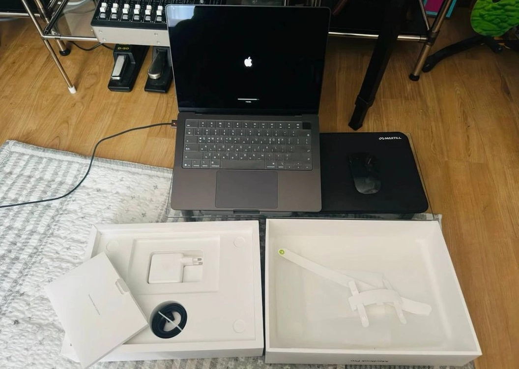 (상태 s급) 맥북 프로 14 M5 16GB - 512G 풀박스 - 안심되는 중고거래