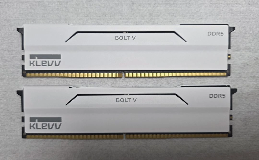 에센코어 클레브 DDR5 6400 CL32 32GB(16x2개) BOLT V WHITE 서린 정품 팝니다. 이미지