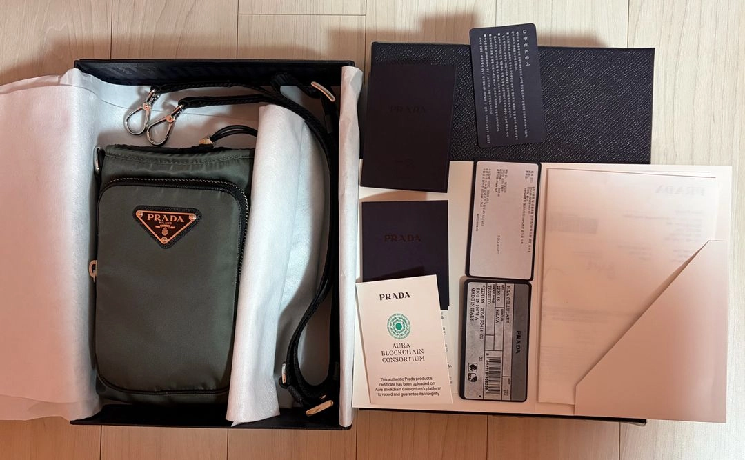 주말까지만 가격인하) 프라다 리나일론 스마트폰 케이스 셀바 그린 컬러 판매합니다. 이미지