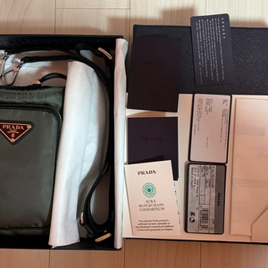 주말까지만 가격인하) 프라다 리나일론 스마트폰 케이스 셀바 그린 컬러 판매합니다. 이미지