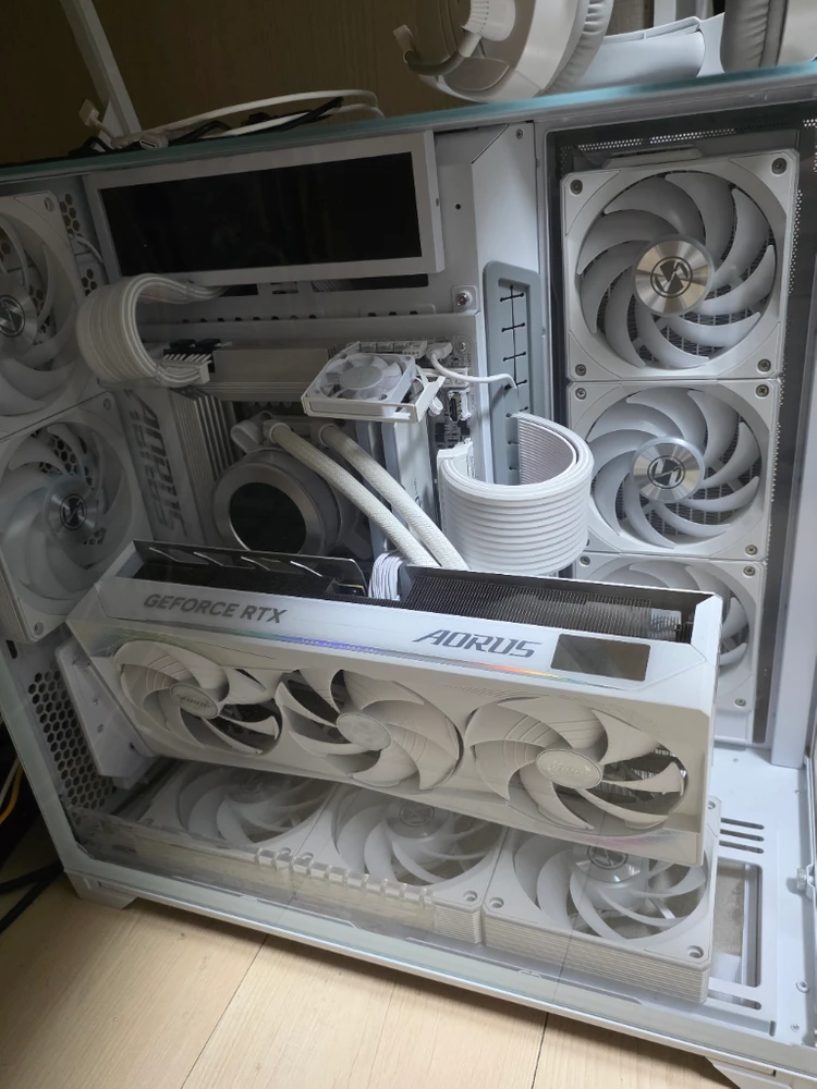 기가바이트어로스마스터 ice RTX 5080 그래픽카드 이미지