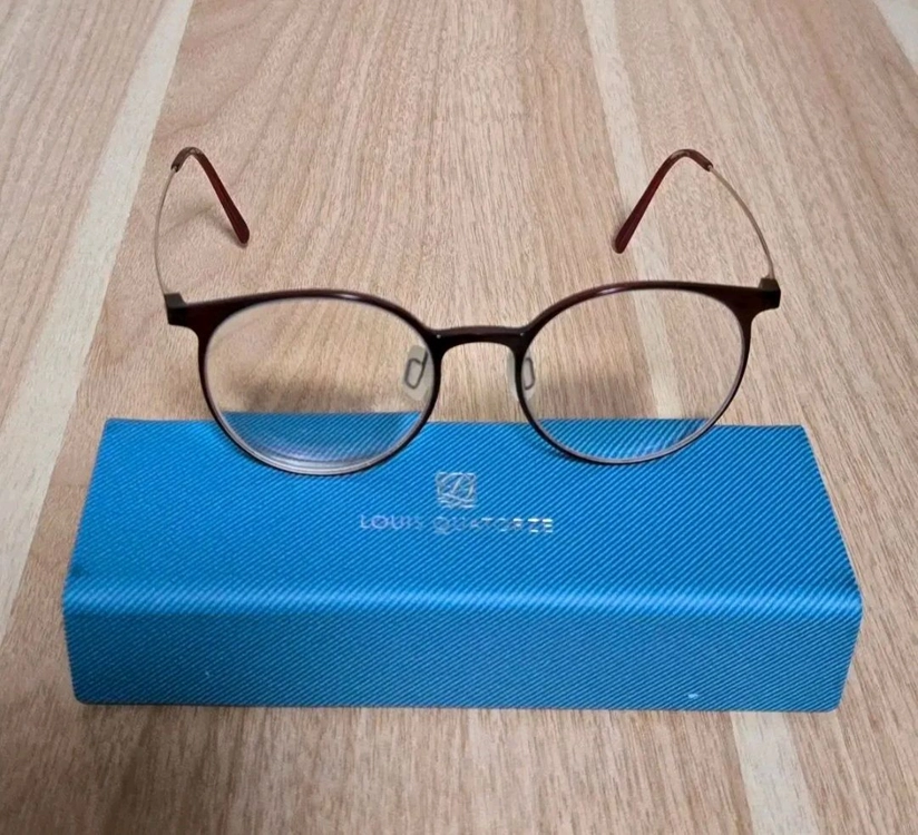 루이까또즈 안경테와 케이스 이미지