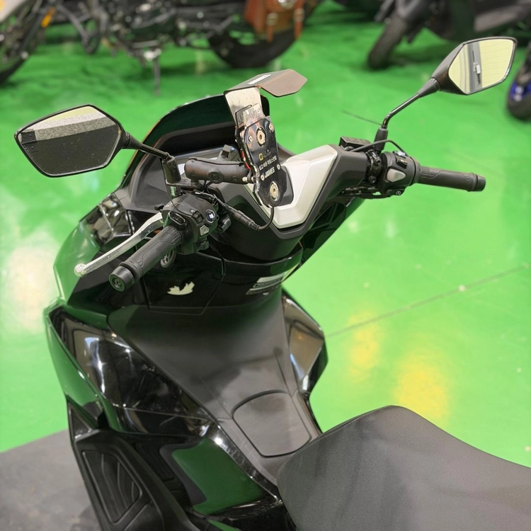 혼다 pcx125 25년식 9천키로 배달셋팅 스쿠터 판매합니다 이미지