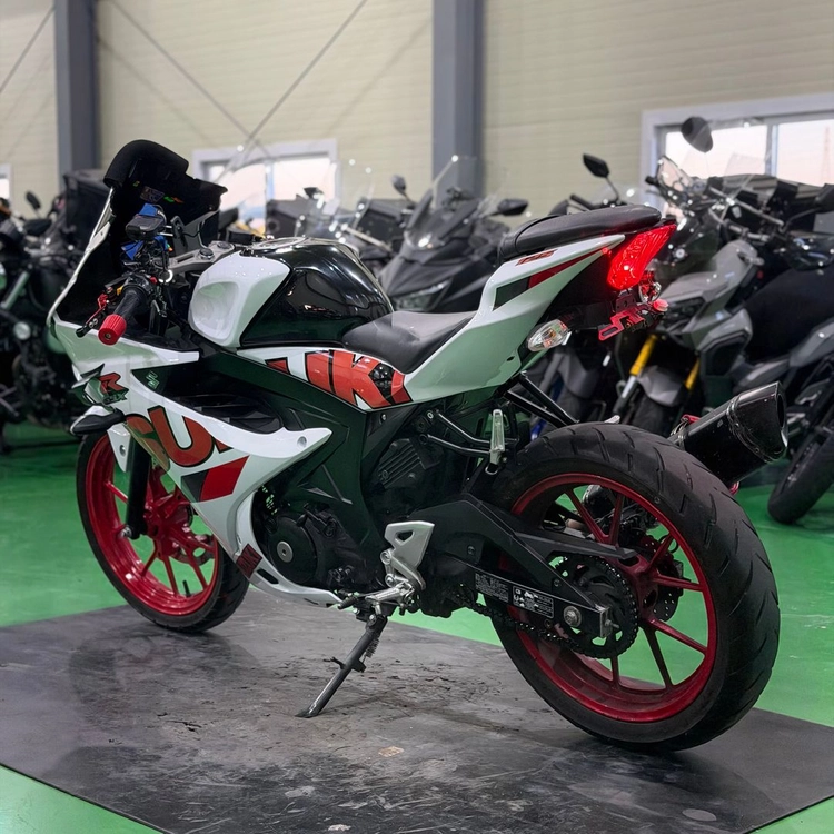 스즈키 gsx-r125 25년식 sc머플러 입문용 바이크 판매합니다 이미지