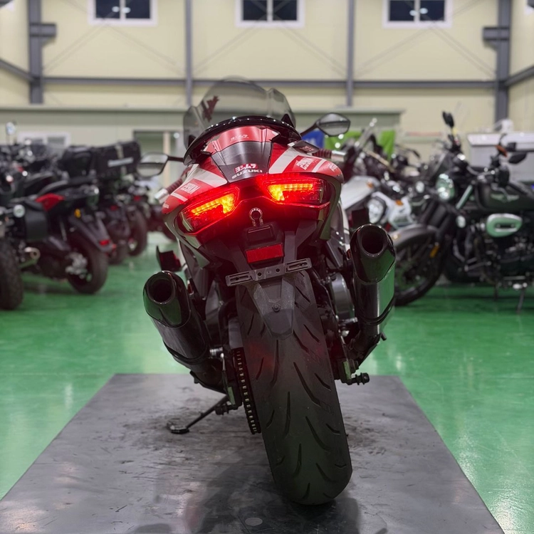 스즈키 gsx-1300r 하야부사 22년식 요시무라 구변o 2채널 블박셋팅 바이크 판매합니다 이미지