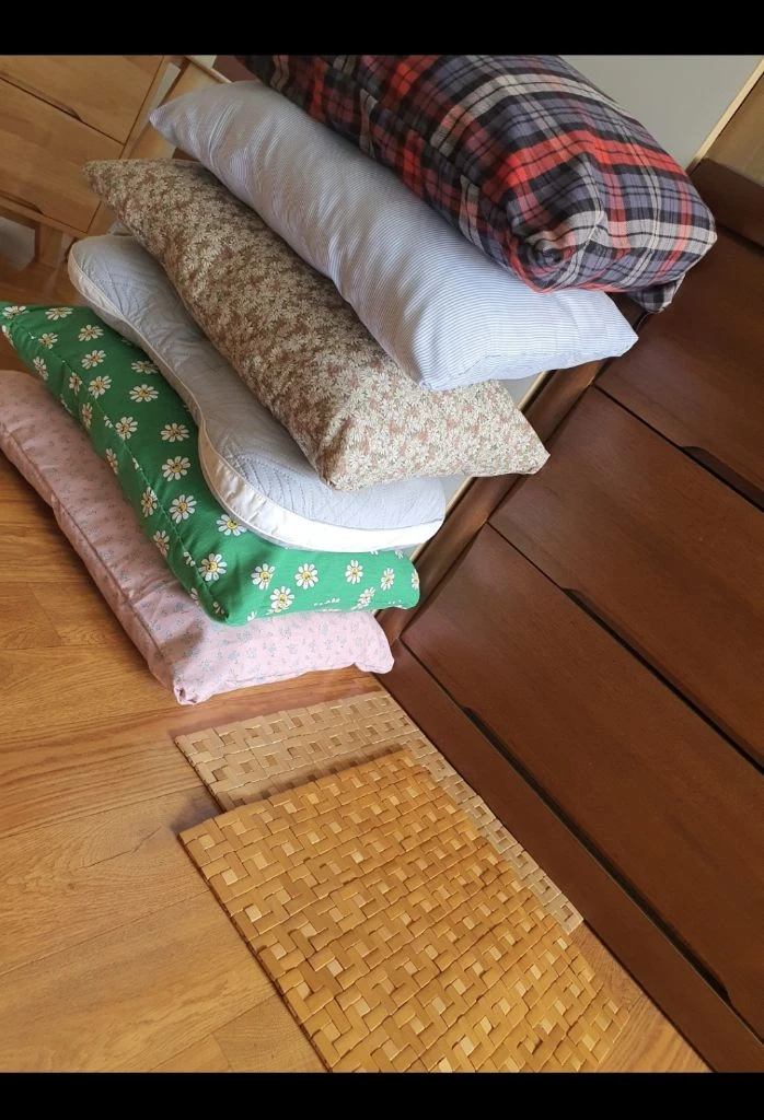베게6개농막이나숙소같은곳에서편하게막쓰실분께저렴히6천원고급대나무방석2개덤 이미지