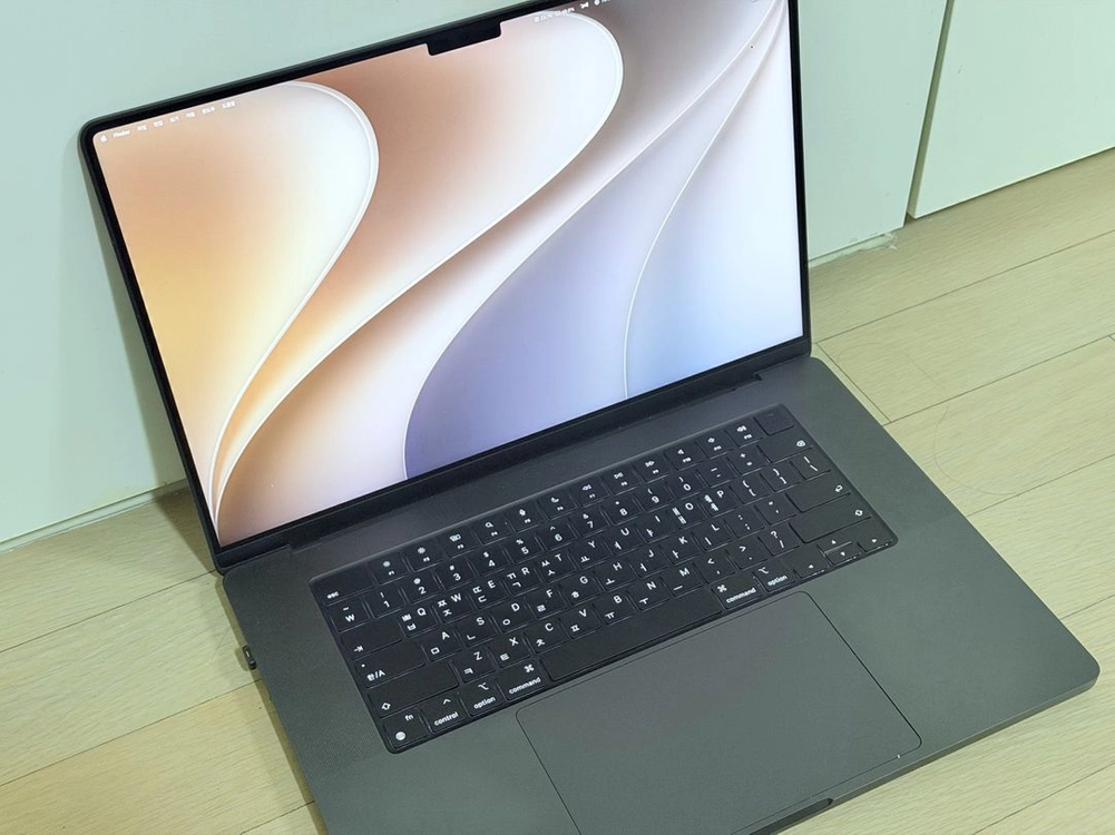 [풀박스] Apple MacBook Pro M4 Max 128GB (16-inch) 이미지