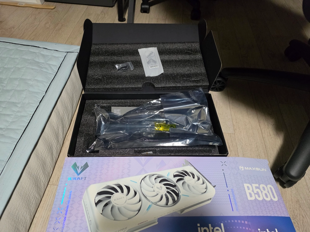 인텔 아크 b580 12g 화이트 그래픽카드 팝니다 이미지