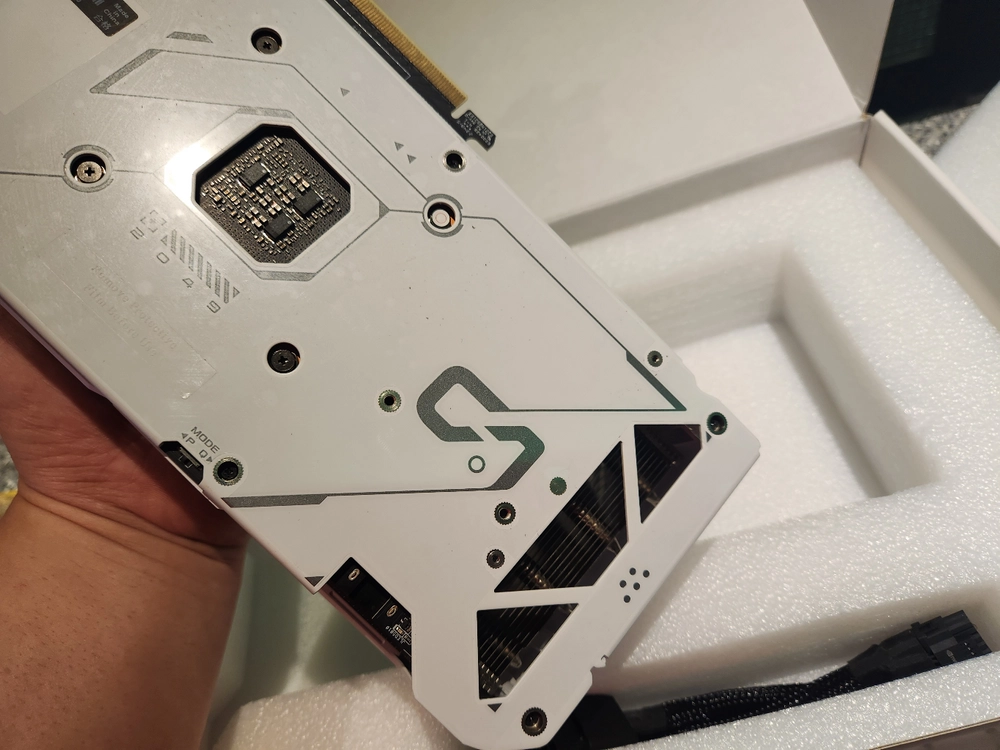 지포스 RTX 4070 SUPER 그래픽카드 (화이트) 이미지