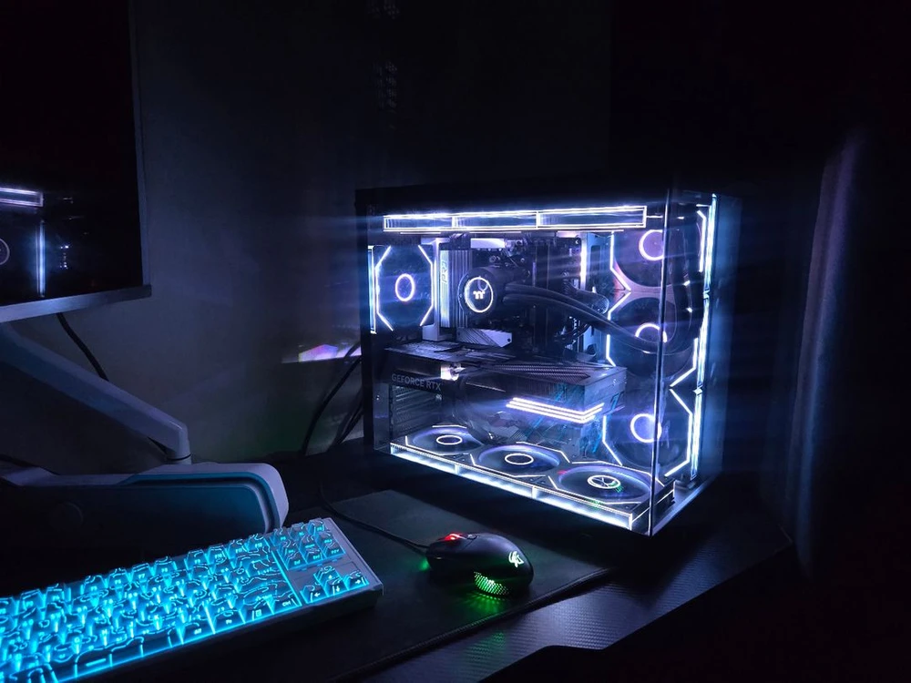 라이젠 7 7800X3D RTX 5070 32G 1TB 게이밍 컴퓨터 데스크탑 본체 이미지