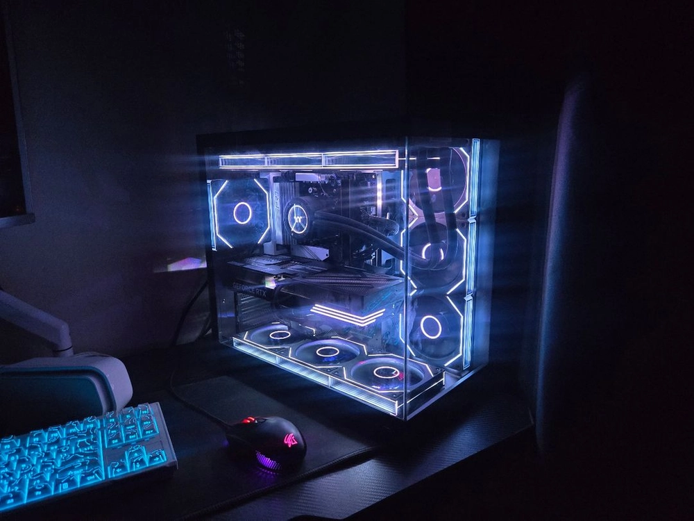라이젠 7 7800X3D RTX 5070 32G 1TB 게이밍 컴퓨터 데스크탑 본체 이미지