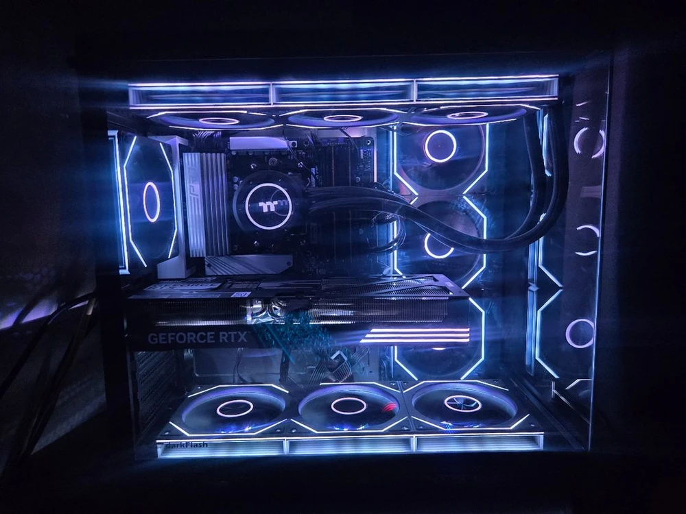 라이젠 7 7800X3D RTX 5070 32G 1TB 게이밍 컴퓨터 데스크탑 본체 이미지
