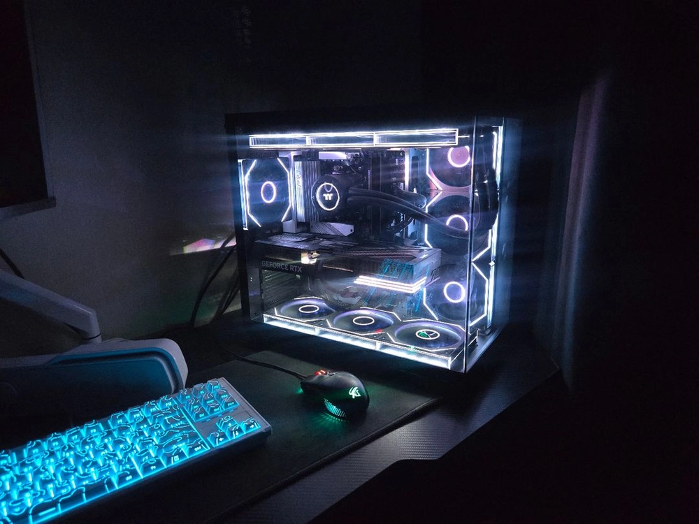 라이젠 7 7800X3D RTX 5070 32G 1TB 게이밍 컴퓨터 데스크탑 본체 이미지