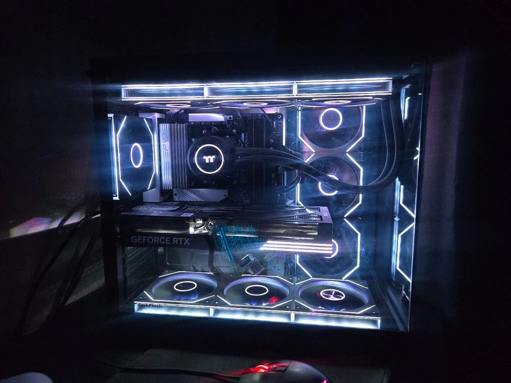 라이젠 7 7800X3D RTX 5070 32G 1TB 게이밍 컴퓨터 데스크탑 본체 이미지